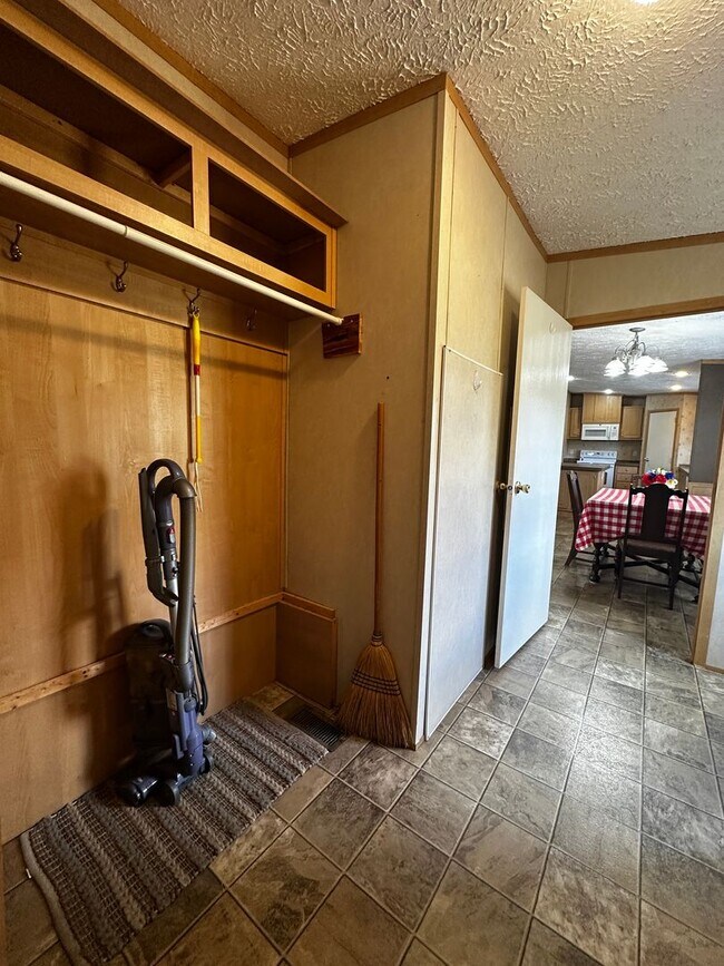 Building Photo - Spacious 4 bedroom/2 bath home for rent - ...