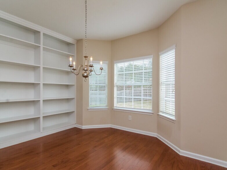 Building Photo - 4940 Hopewell Manor Dr