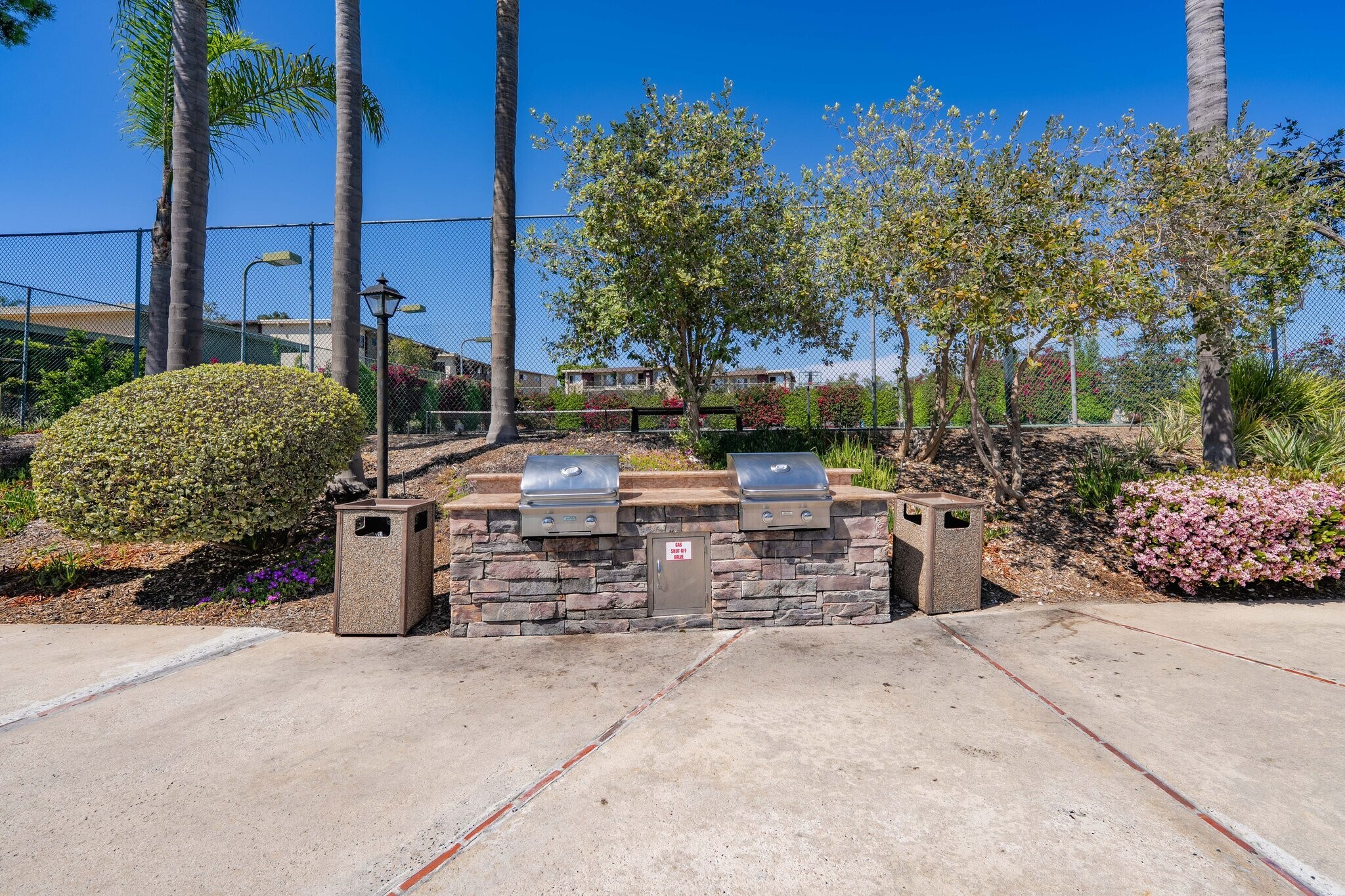 Building Photo - 800 E Bobier Dr