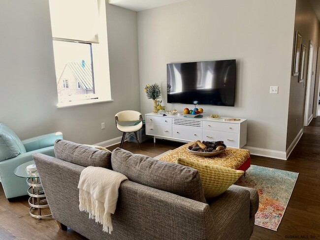 Building Photo - 77 Van Dam St