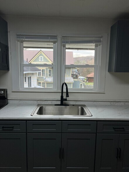 Building Photo - 11 Rickard St