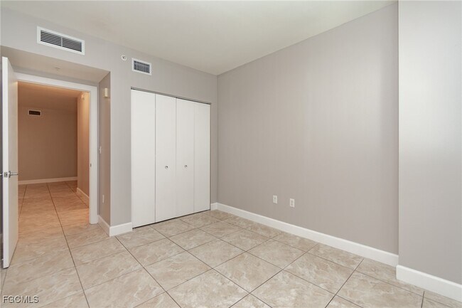 Building Photo - 3000 Oasis Grand Blvd