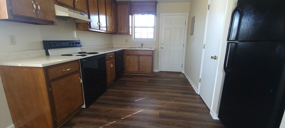 Appliances, pantry, access to back porch - 25585 Nick Davis Rd