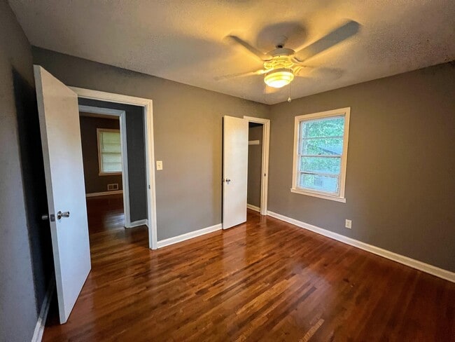 Building Photo - 2884 Meadowview Dr SE