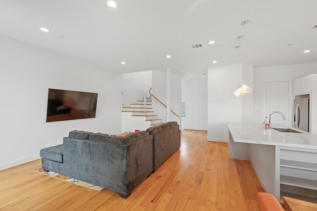 Building Photo - 2239 N MacGregor Way