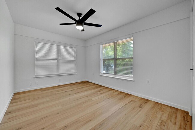 Building Photo - Top of the line 6 bed in West Campus!!! 1913!!!