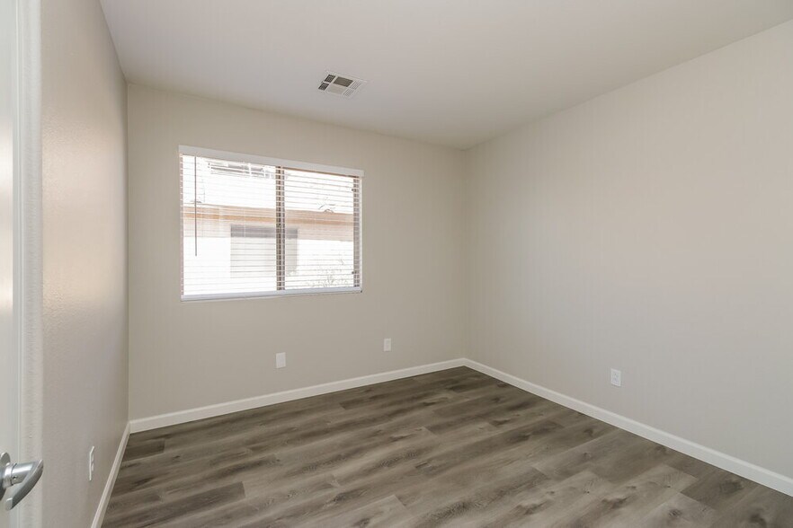 Building Photo - 1033 E Yuma Ave