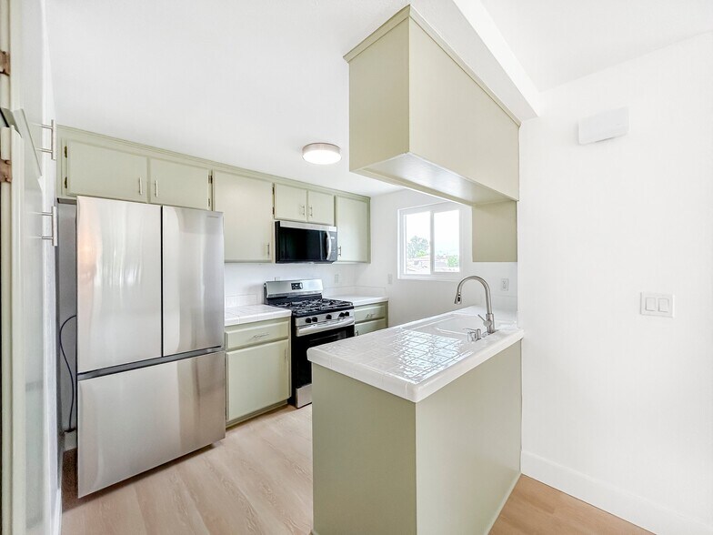 Building Photo - 3332-10863 Florista St