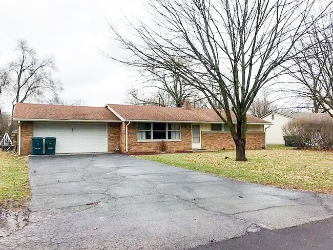 Building Photo - For Rent: 3 Bedroom Home with a Sunroom and Garage! Nice yard!