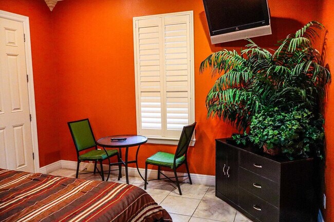 Building Photo - 117 E Lantana St