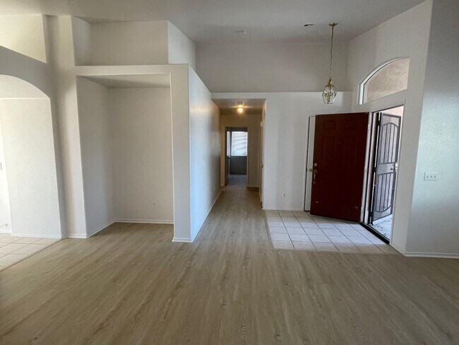 Building Photo - Adelanto Home-3 Bedrooms,2 Bathrooms, Lami...