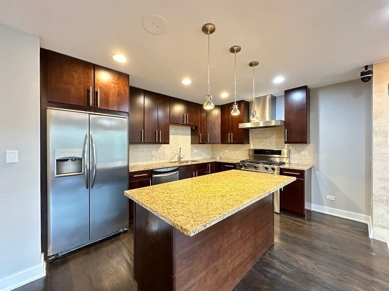 Building Photo - 907 N Damen Ave