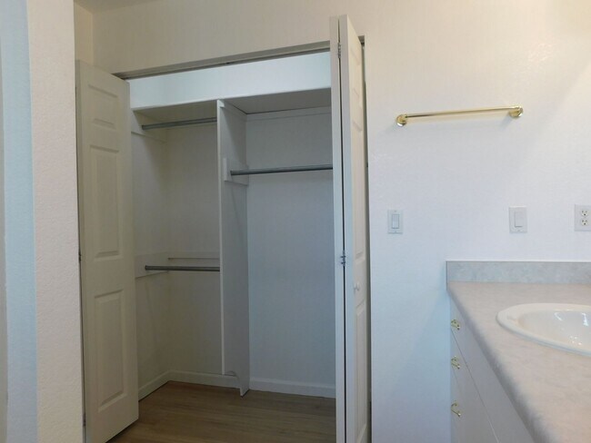 Building Photo - 1527-M 1/8 M 1/8 Rd