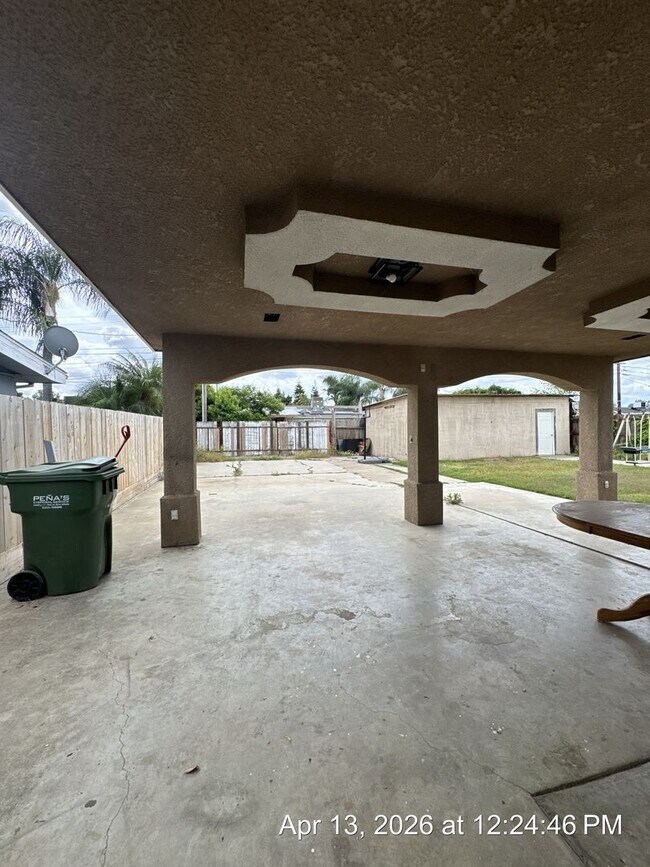 Building Photo - Dinuba Home! Available Now !