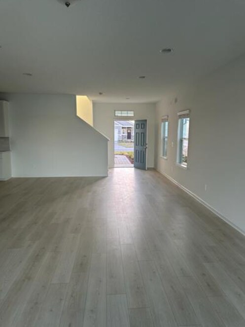 Building Photo - 572 Silver Landing Dr