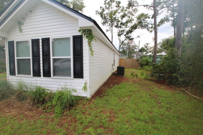 Building Photo - 3 Bedroom in Magnolia Gardens Available Now!