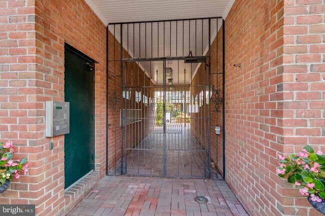 Building Photo - 10 W All Saints St