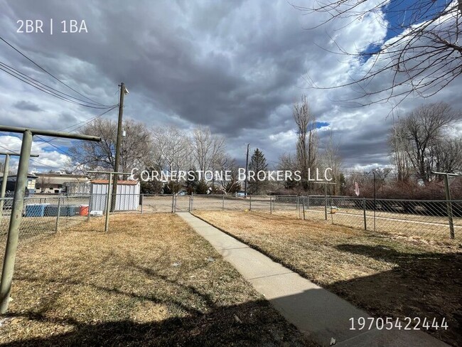 Building Photo - Newly remodeled apartment near Sunset base...