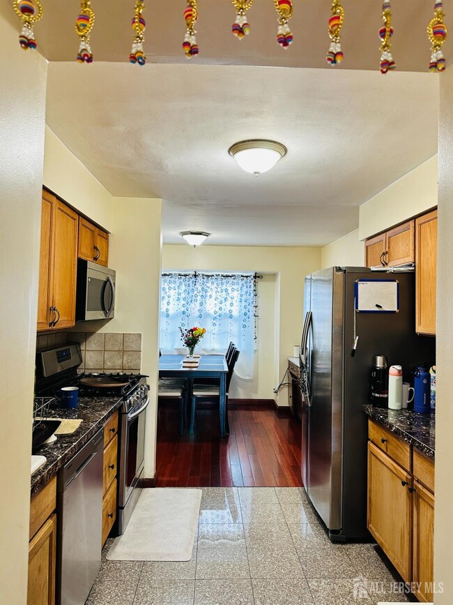 Building Photo - 811 Maple Hill Dr