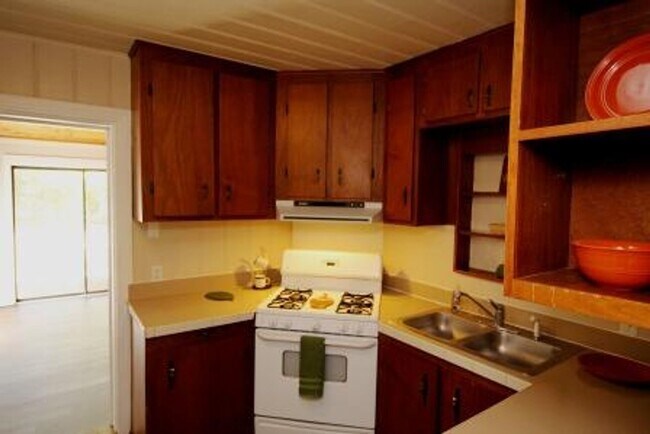 Building Photo - FOUR bedroom in Prime Location!