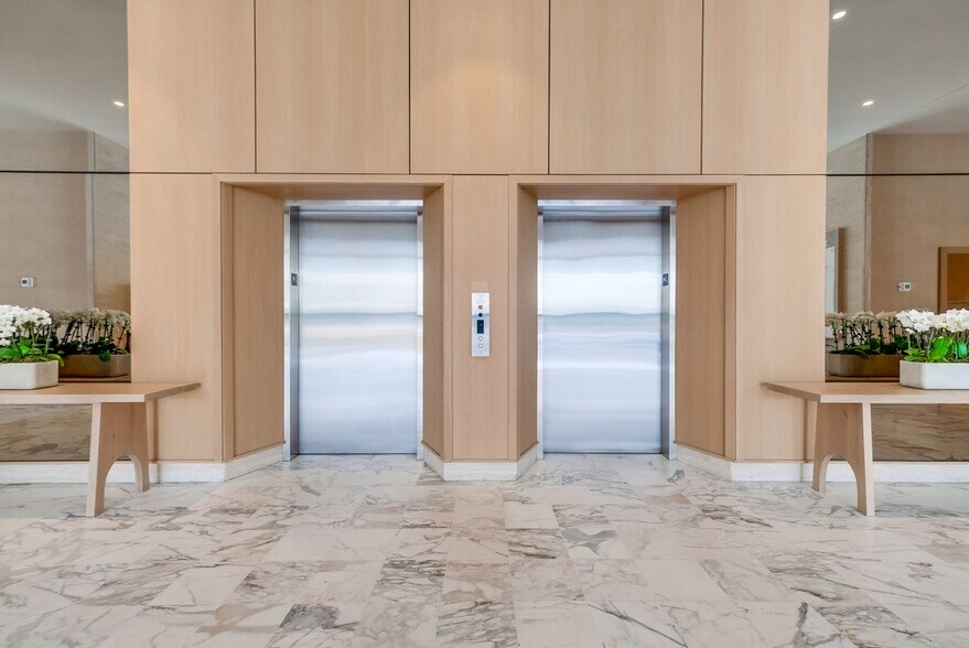 Building Photo - 999 N Doheny Dr