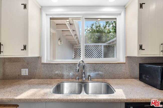 Building Photo - 15543 Del Gado Dr