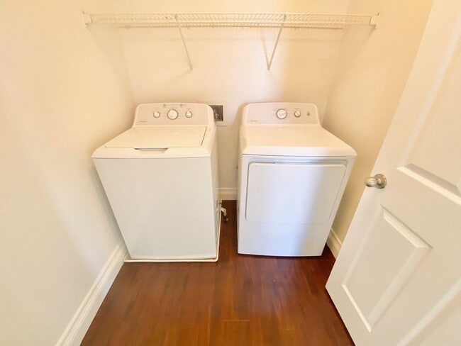 Building Photo - BEAUTIFUL 3 BEDROOM 2.5 BATHROOM 2 CAR GAR...