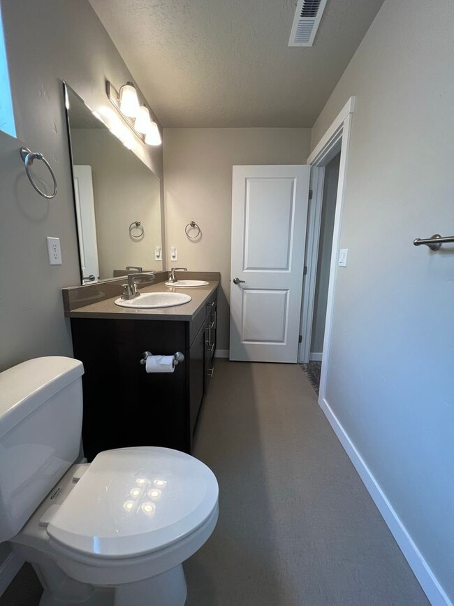 Building Photo - Beautiful 4 bed 2.5 bath Blackrock home in the Verado Subd just off N Locust Grove and Ustick Rd