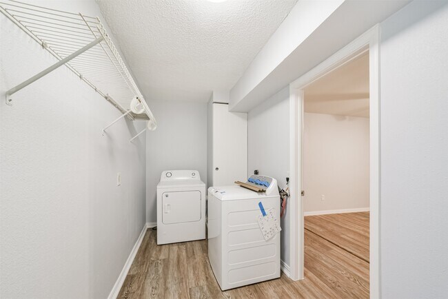 Building Photo - 9503 Dalmally St
