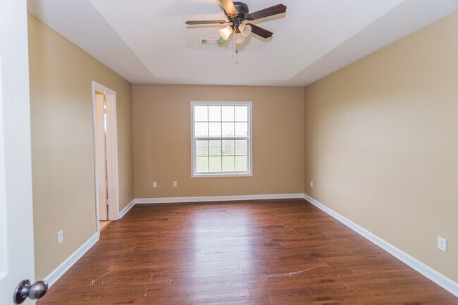 Building Photo - 3 Bedroom, 2 Bath Home in Valley View with Privacy Fenced in Backyard! June move in!!