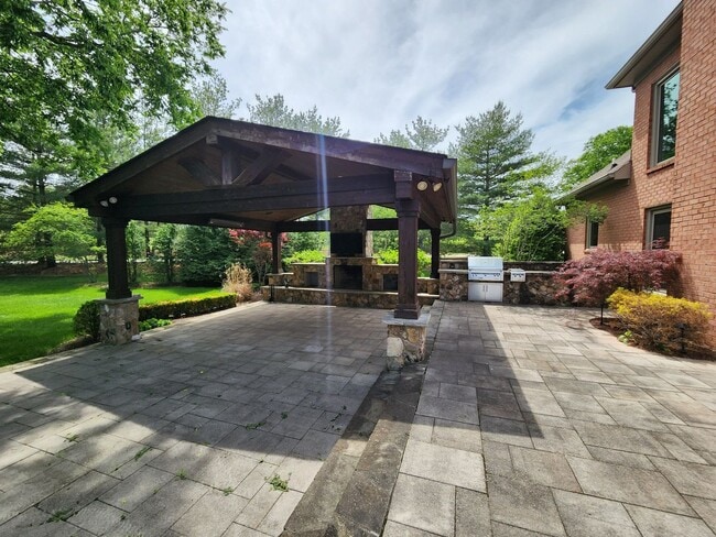 Building Photo - Gorgeous 4/3.5 with amazing back patio!