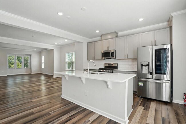 Building Photo - GREAT END UNIT IN CARY! Come see it today!
