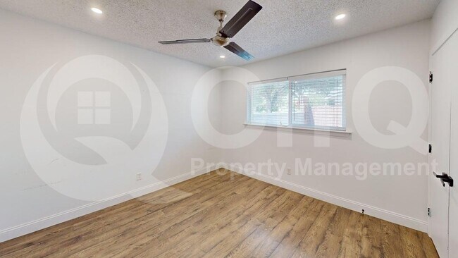 Building Photo - 2131 Blossom Ln