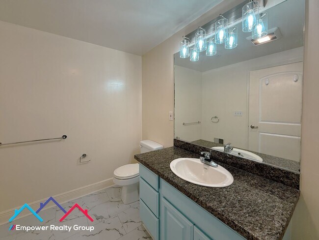 Building Photo - Spacious 3 Bedroom 2 Baths Corner Condo