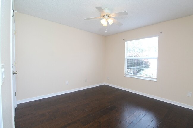Building Photo - Spacious 3BR with Sunroom & Eat-In Kitchen – Holsberry Estates