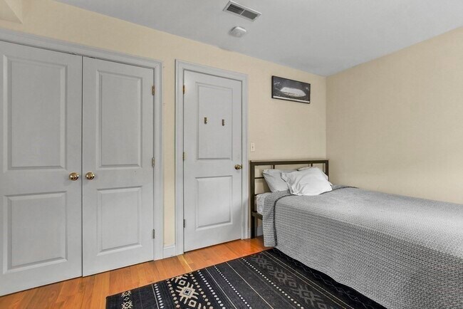 Building Photo - 224 Robbins St