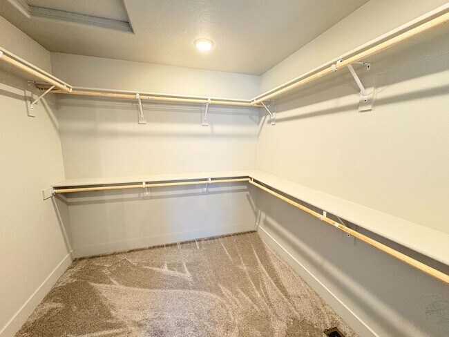 Building Photo - 3 Bedroom, 2.5 Bathroom Home Available in NE Salem!