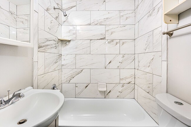 Building Photo - Charming 3-Bedroom Home with Renovated Int...