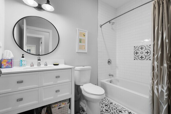 Building Photo - Gorgeous Home near Downtown Durham!