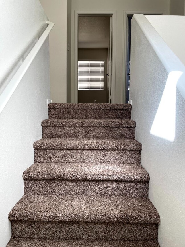 Building Photo - DARLING 3 BEDROOM, 2.5 BATH LOCATED IN GAT...