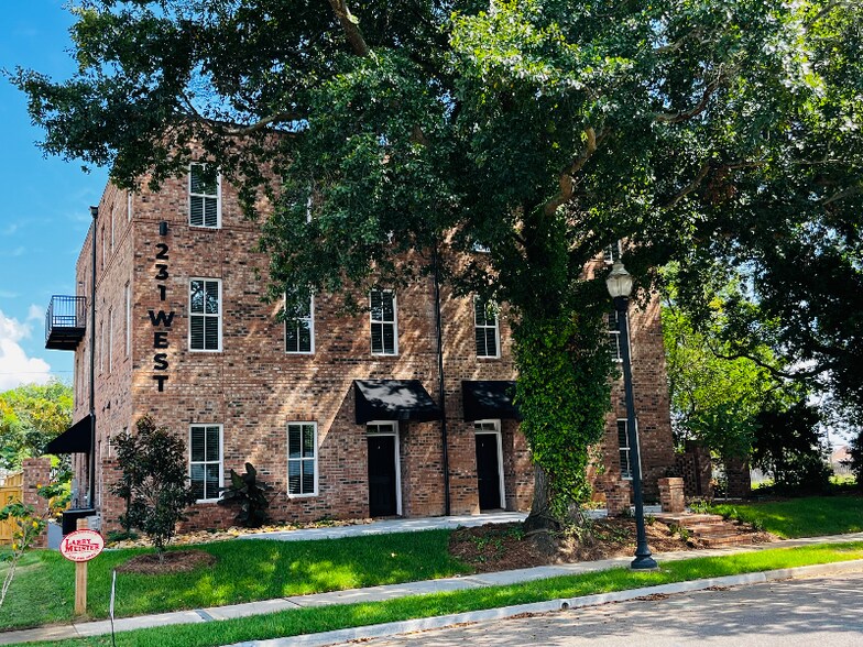 Primary Photo - 231 West Ave
