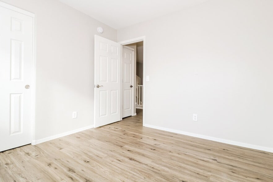Building Photo - 1304 S 159th Ave