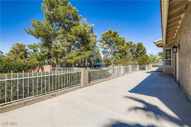 Building Photo - 6690 N Torrey Pines Dr