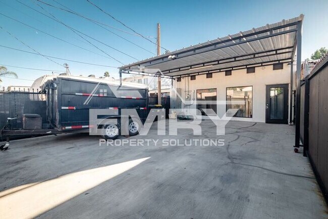 Building Photo - Prime Commercial Office Space Available Beverly Blvd Los Angeles