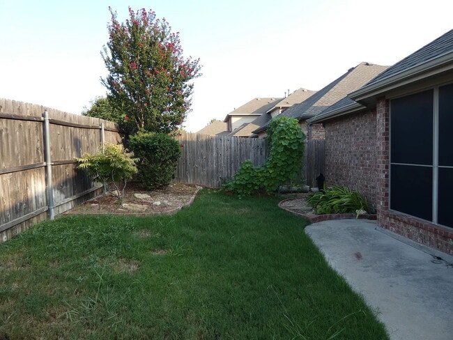 Building Photo - Spacious 2-story near Heritage Trace