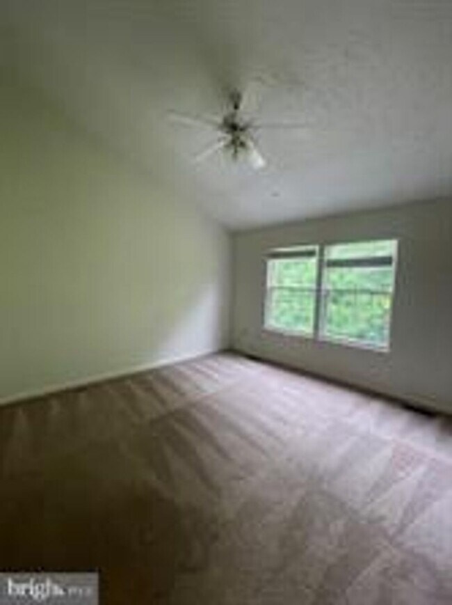 Building Photo - SPACIOUS TH IN OLNEY