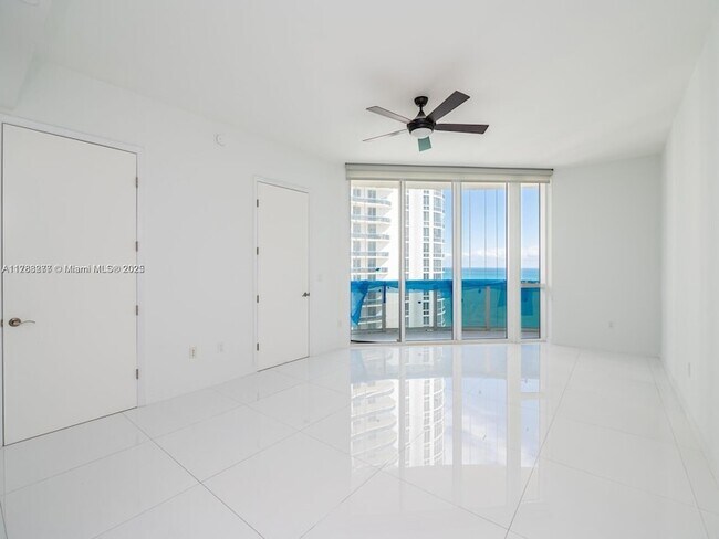 Building Photo - 15901 Collins Ave