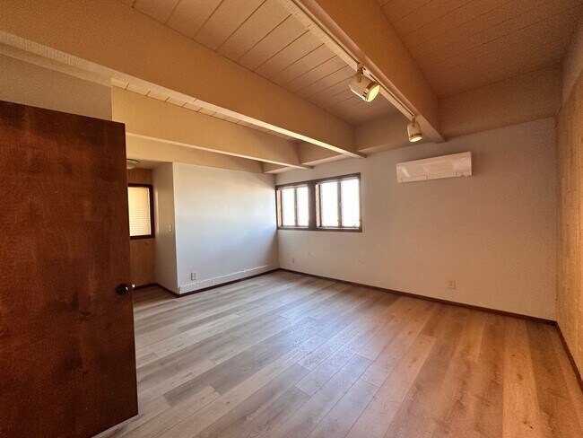 Building Photo - 10747 SW Mintken Ln