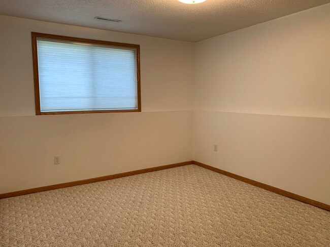 Building Photo - 3 Bedroom Twinhome in South Fargo!!