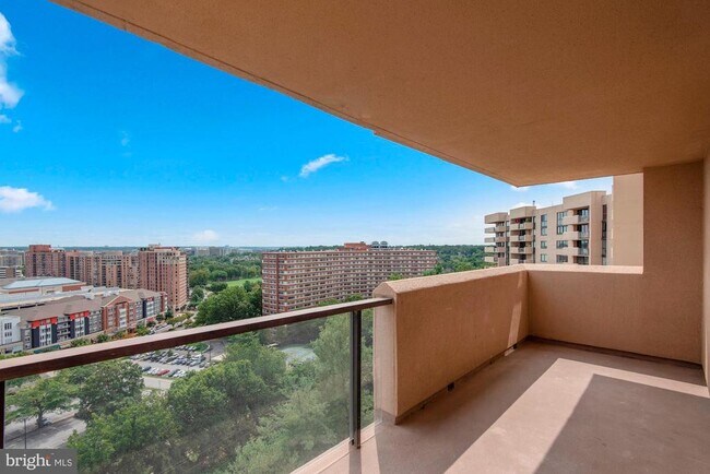 Building Photo - 1101 S Arlington Ridge Rd